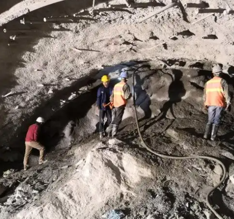 泽普拱顶带模注浆料的施工流程及注意事项